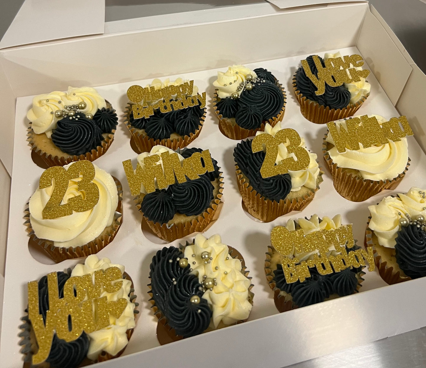 12 Personalised Cupcakes