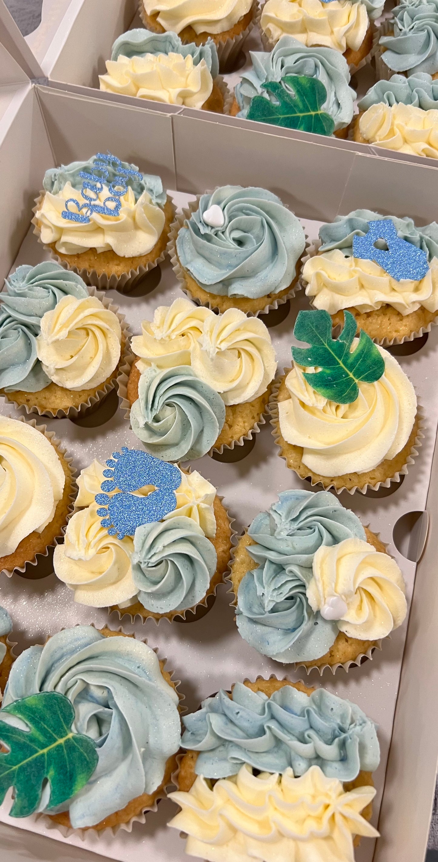 12 Personalised Cupcakes