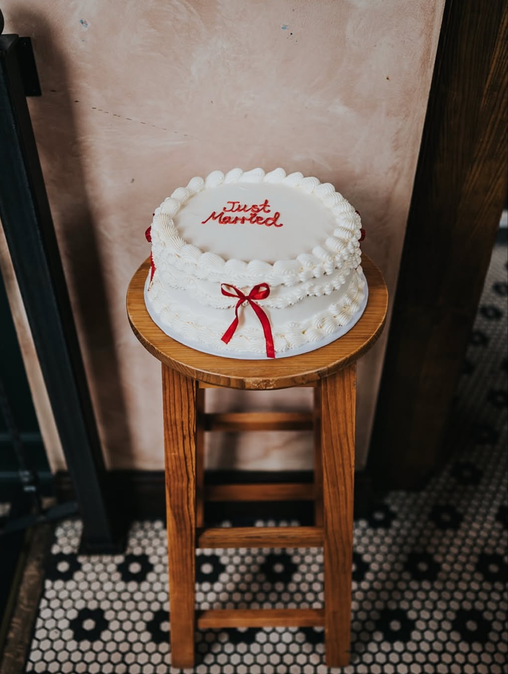 Vintage Lambeth Cake (Round)